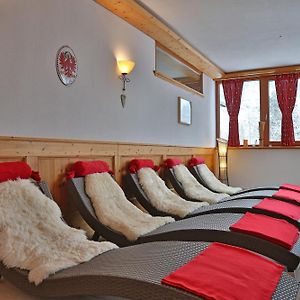 Zimmer mit Kingsize-Bett